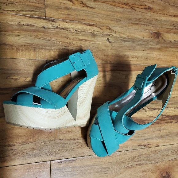 Shoes - Picture 3 of 4